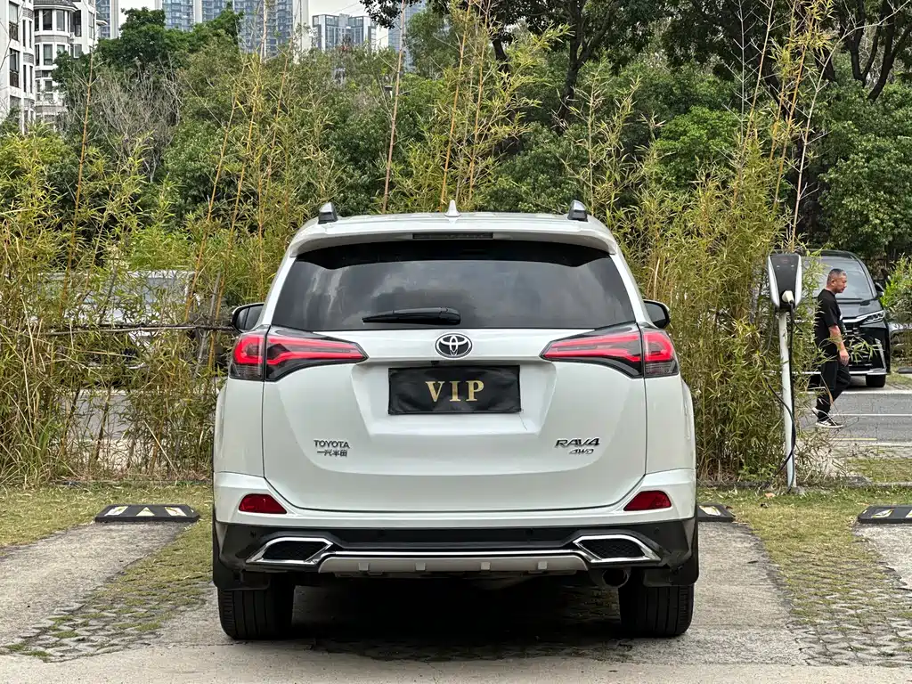 Toyota RAV4 2017 — фото 11
