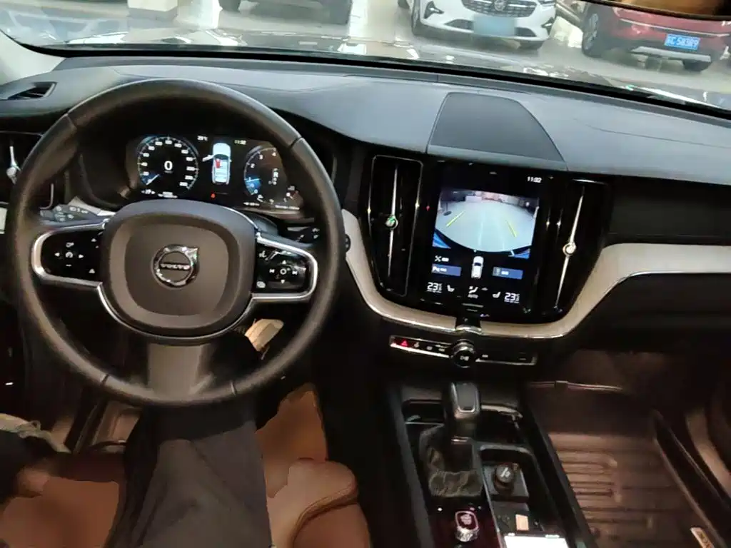Volvo XC60 2019 — фото 10