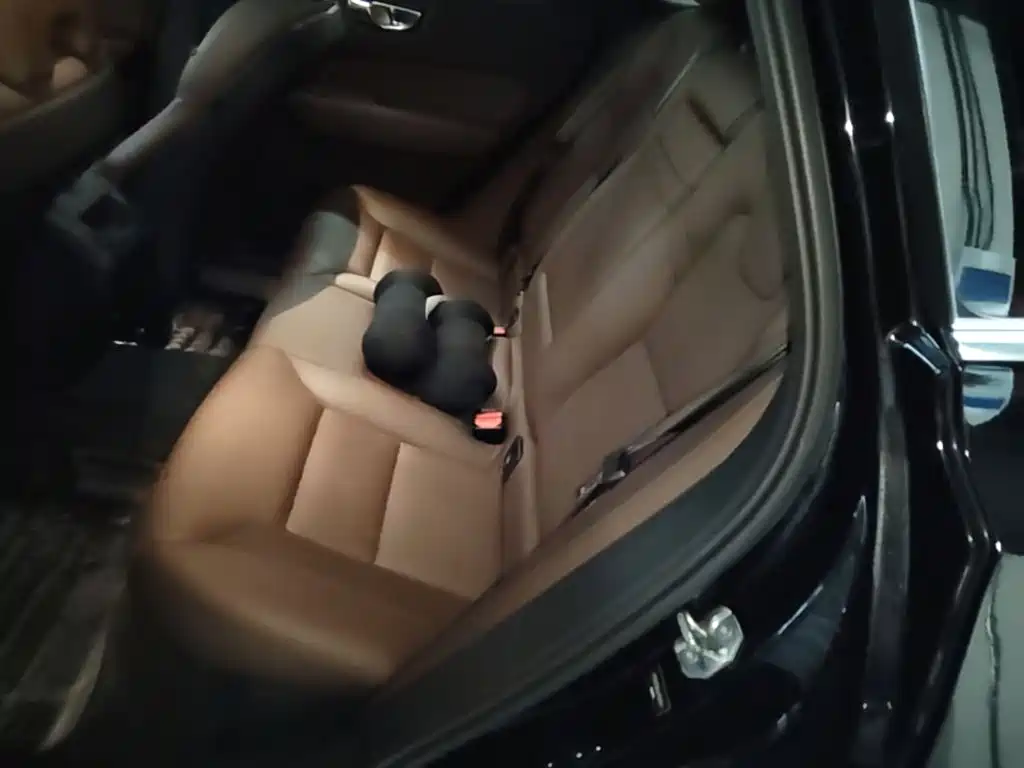 Volvo XC60 2019 — фото 17
