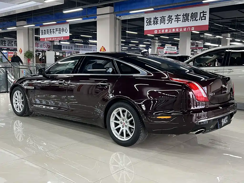 Jaguar XJ 2017 — фото 12