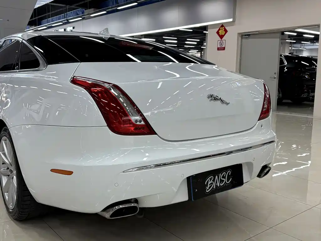 Jaguar XJ 2015 — фото 14