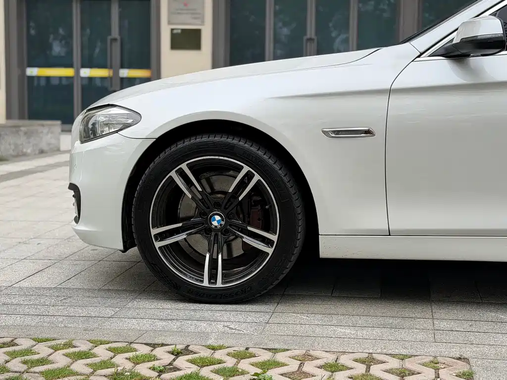 BMW 5 Series 2015 — фото 11