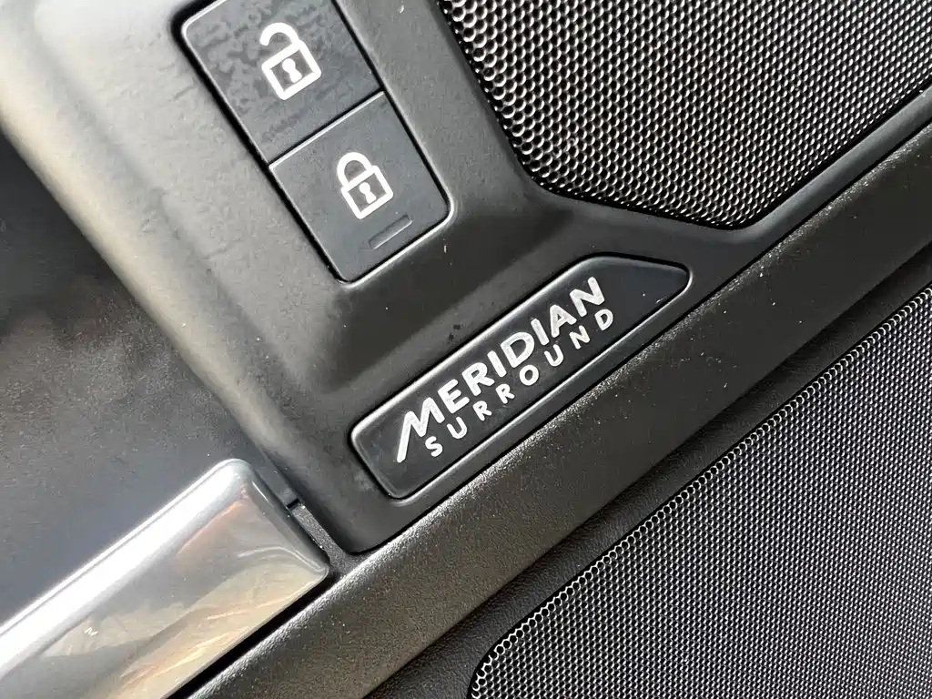 Land Rover Defender 2025 — фото 10