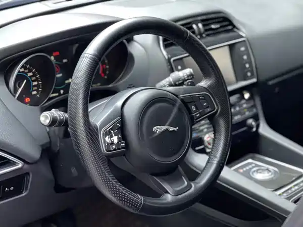 Jaguar F-PACE 2016