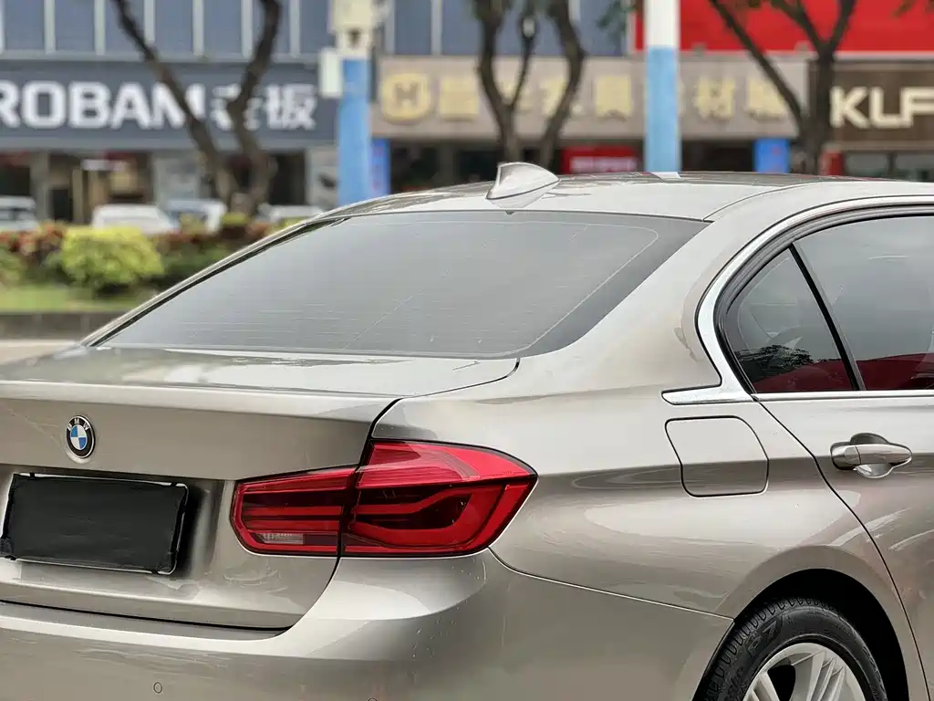 BMW 3 Series 2017 — фото 13