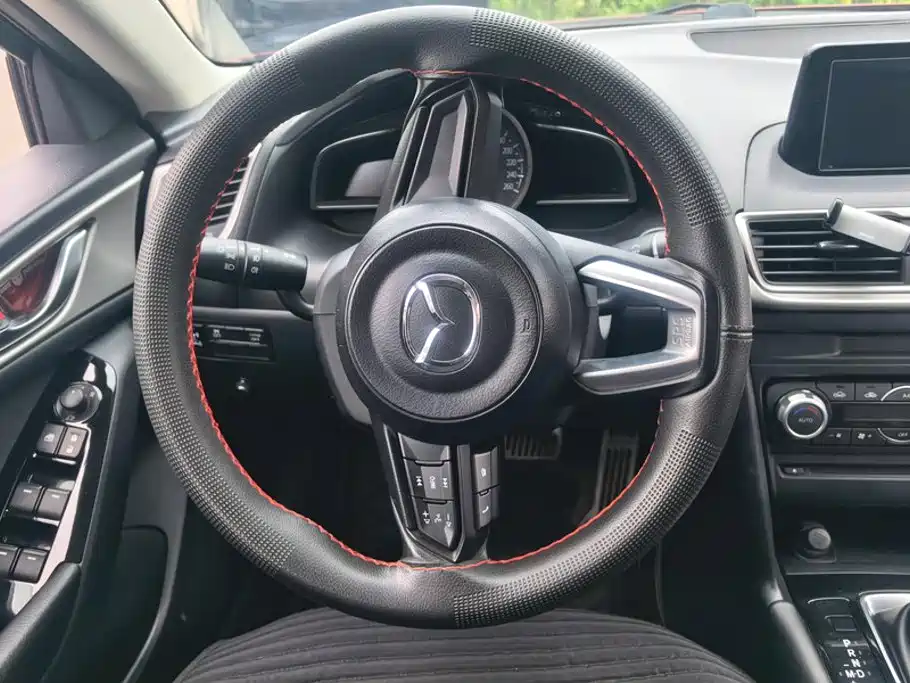 Mazda 3 Axela 2018 — фото 15