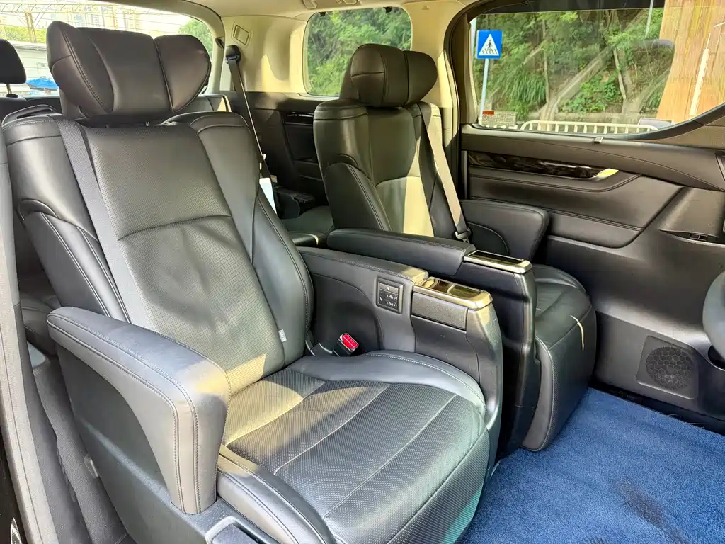 Toyota Vellfire 2022 — фото 13