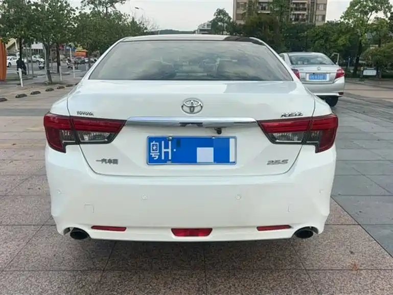 Toyota Reiz 2015
