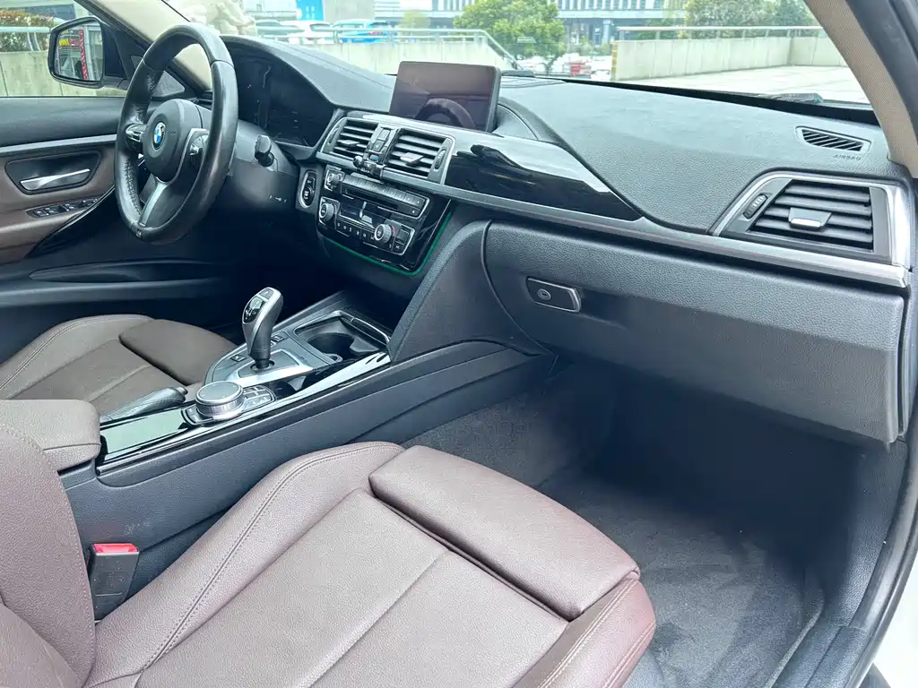 BMW 3 Series 2019 — фото 18