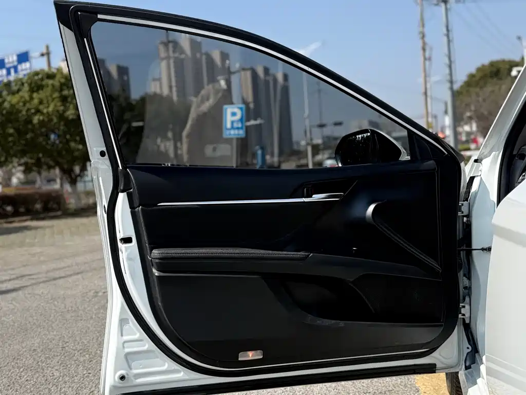 Toyota Camry 2022 — фото 13