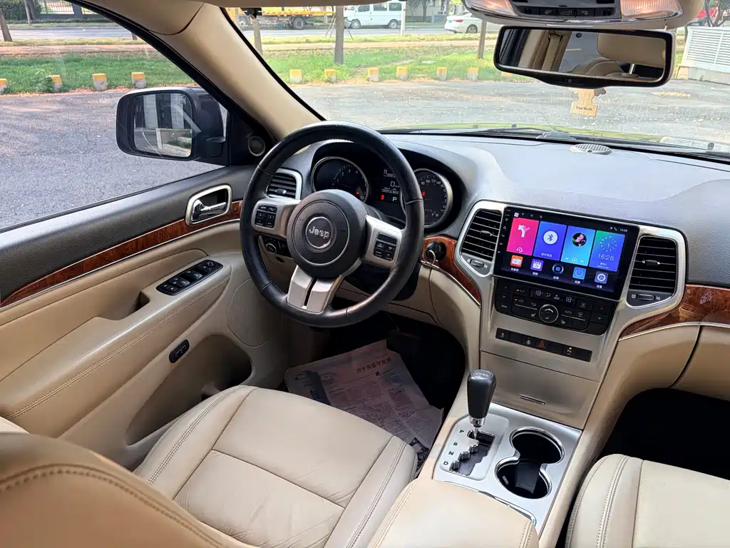 Jeep Grand Cherokee 2011 — фото 11