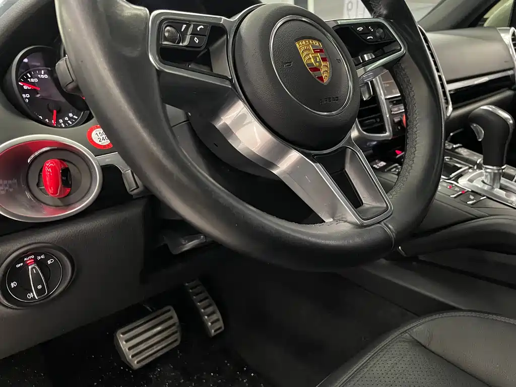 Porsche Cayenne 2016 — фото 16