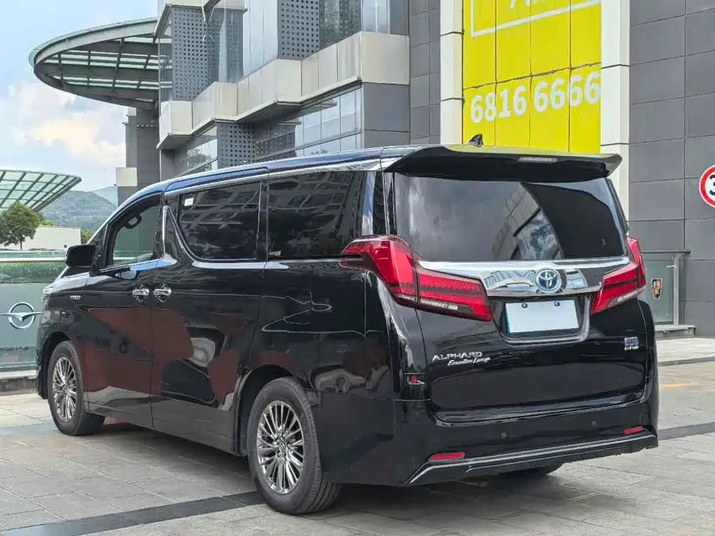 Toyota Alphard 2022 — фото 18