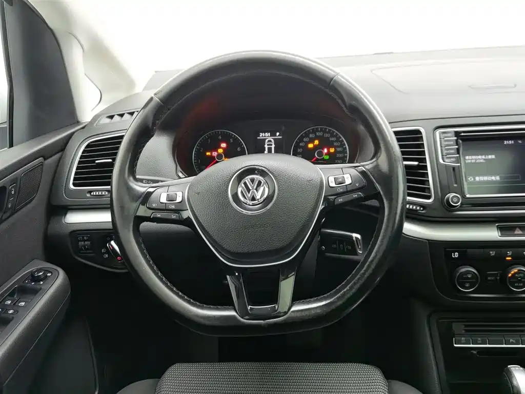 Volkswagen Sharan 2017 — фото 11