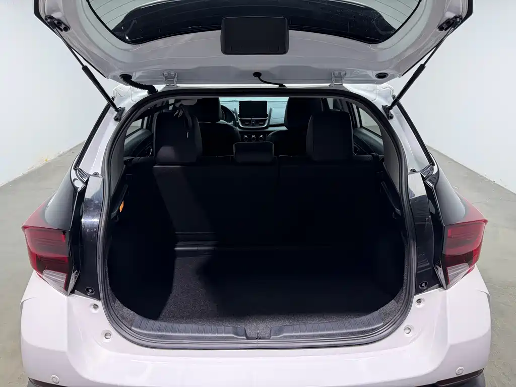 Toyota Yaris L 2022 — фото 19