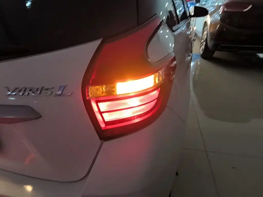Toyota Yaris L 2020 — фото 8