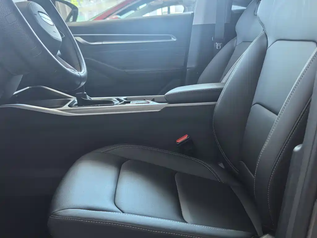 Geely Emgrand 2025