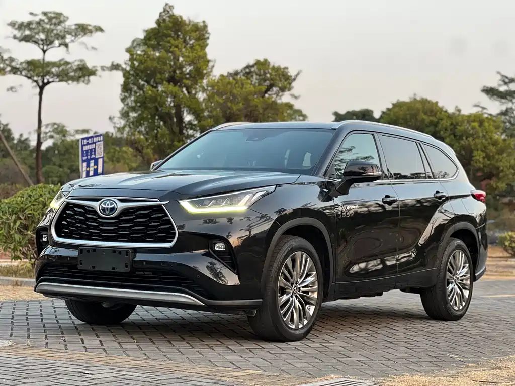 Toyota Highlander 2022 — фото 1