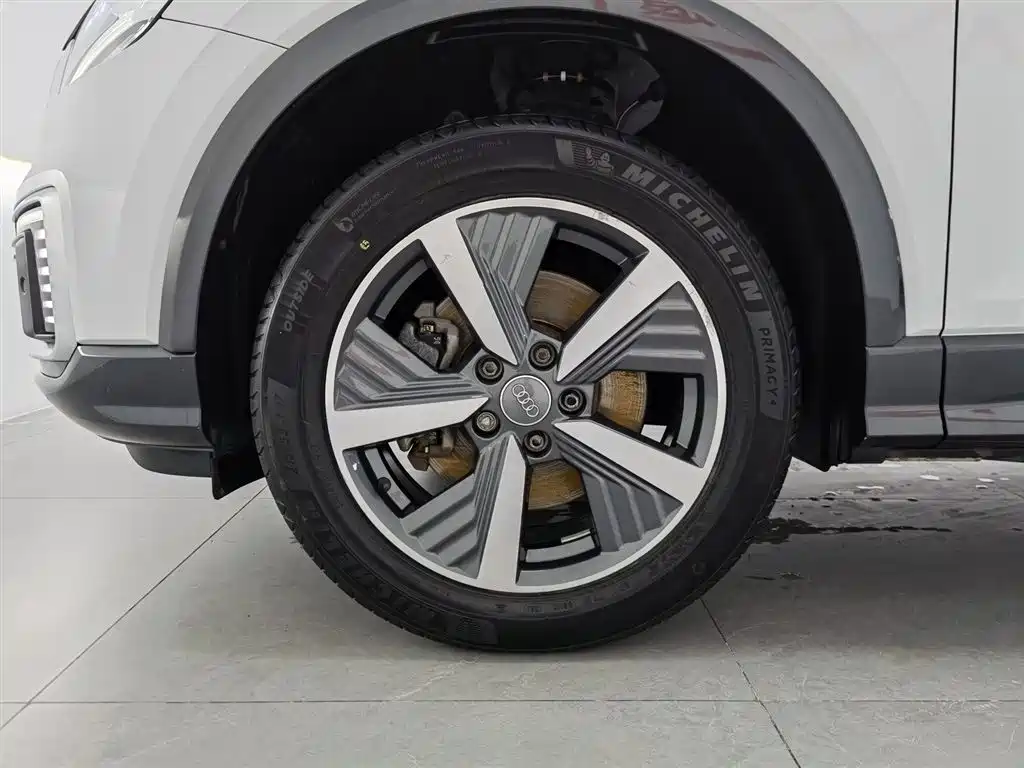 Audi Q2L e-tron 2021 — фото 17