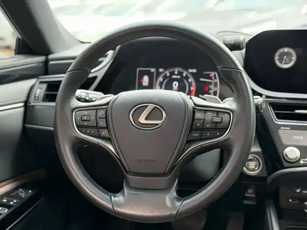 Lexus ES 2022