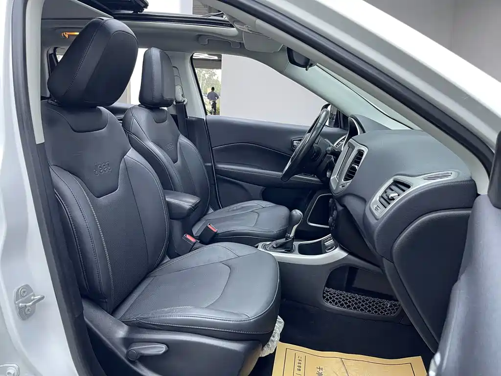 Jeep Compass 2018 — фото 18