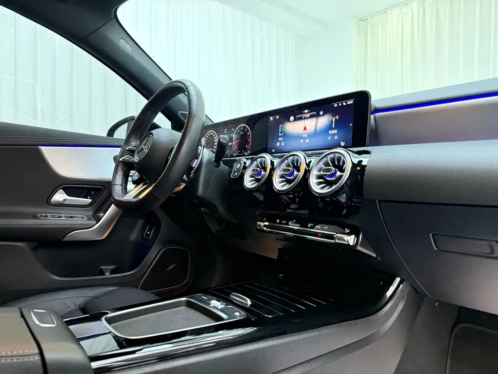 Mercedes-Benz A-Class AMG 2025 — фото 9