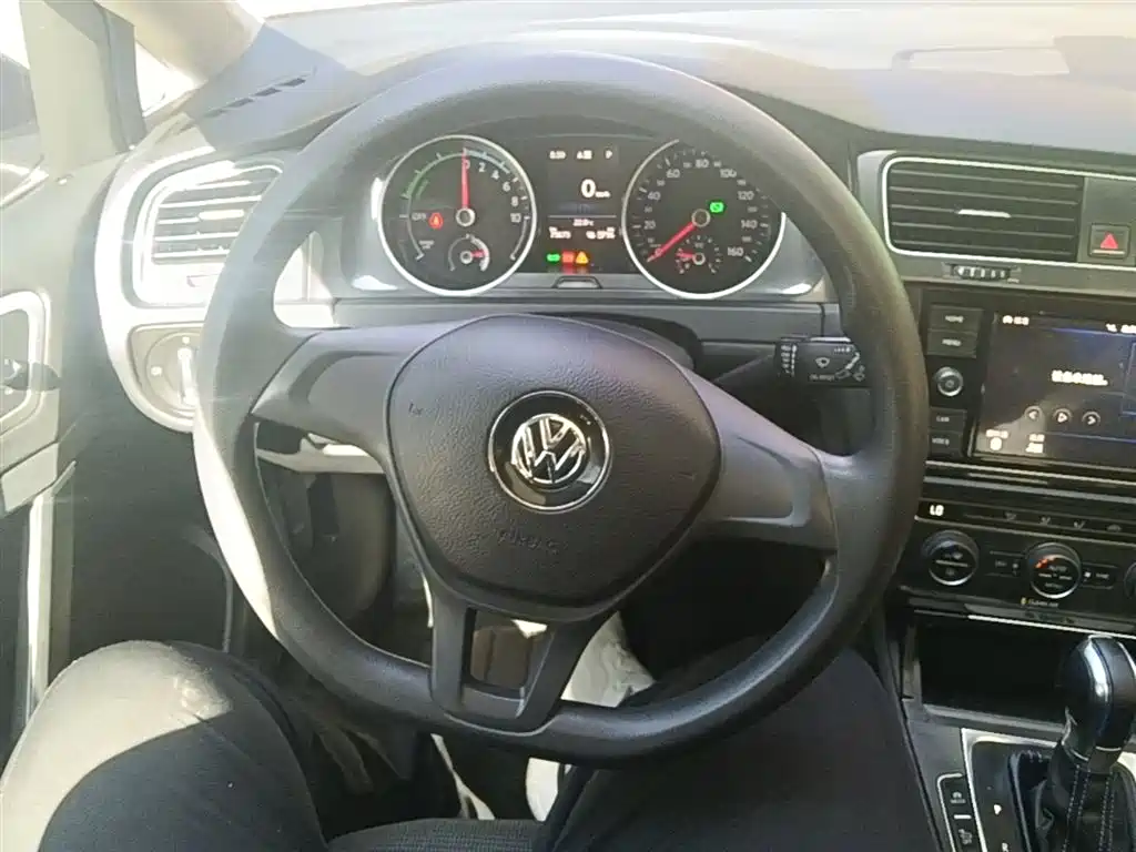 Volkswagen Golf EV 2020 — фото 11