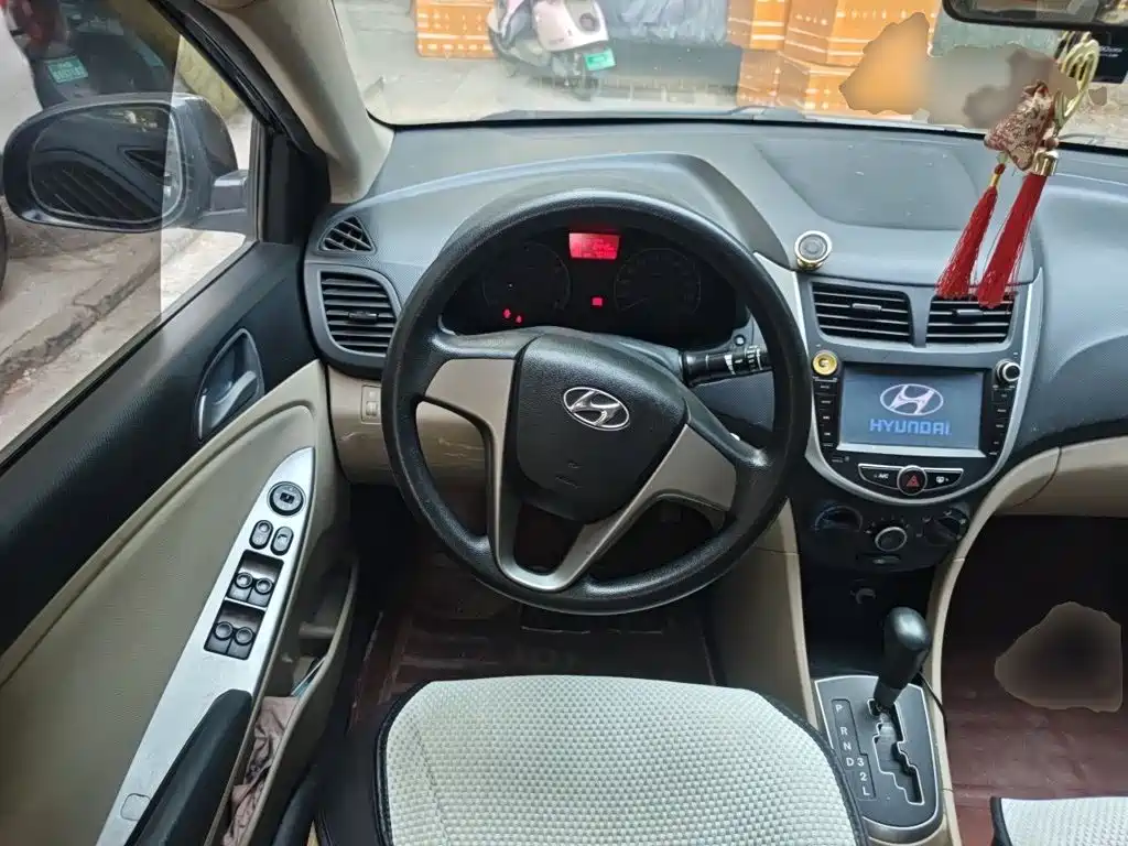 Hyundai Accent 2015 — фото 3