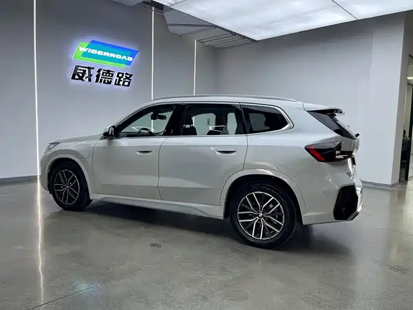 BMW iX1 2025