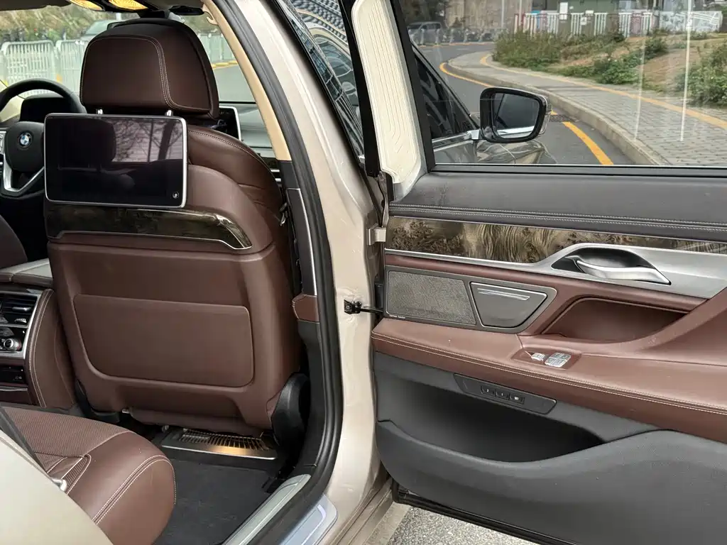 BMW 7 Series 2018 — фото 16