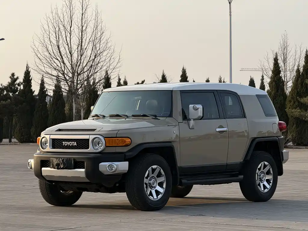 Toyota FJ Cruiser 2020 — фото 1