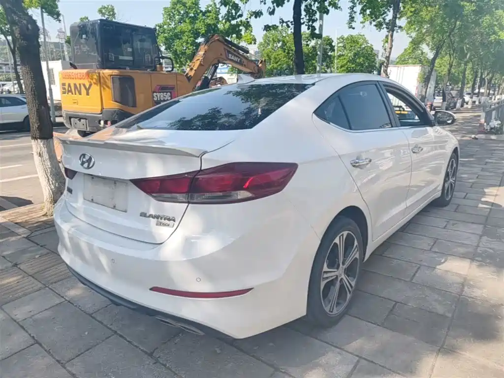 Hyundai Elantra 2018 — фото 7