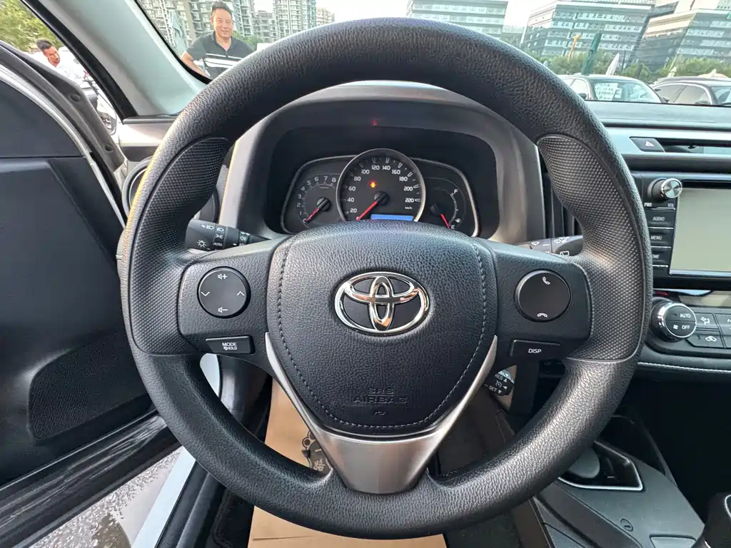 Toyota RAV4 2018 — фото 6