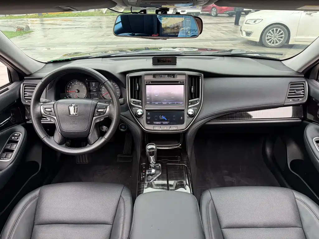 Toyota Crown 2017 — фото 13