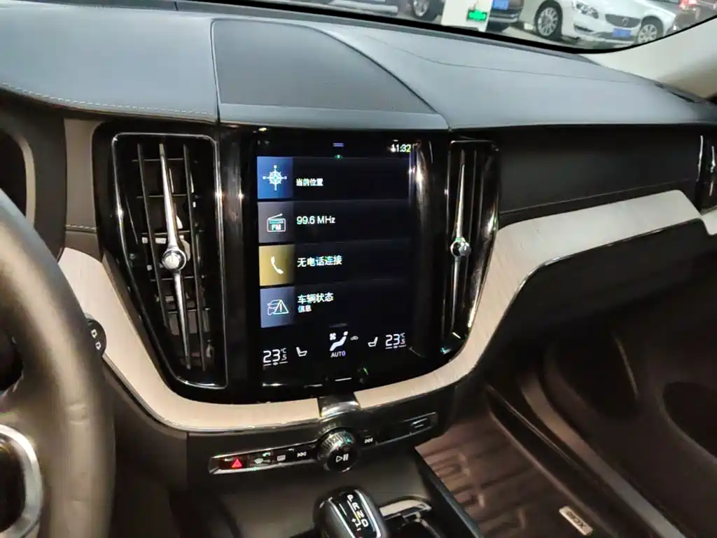 Volvo XC60 2019 — фото 13