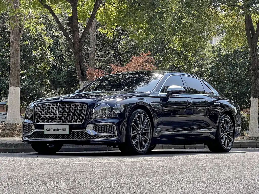 Bentley Flying Spur Plug-In Hybrid 2022 — фото 1