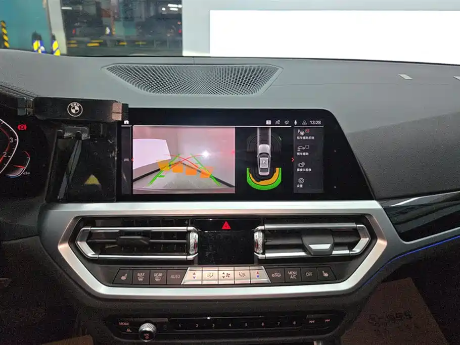 BMW 3 Series 2019 — фото 13
