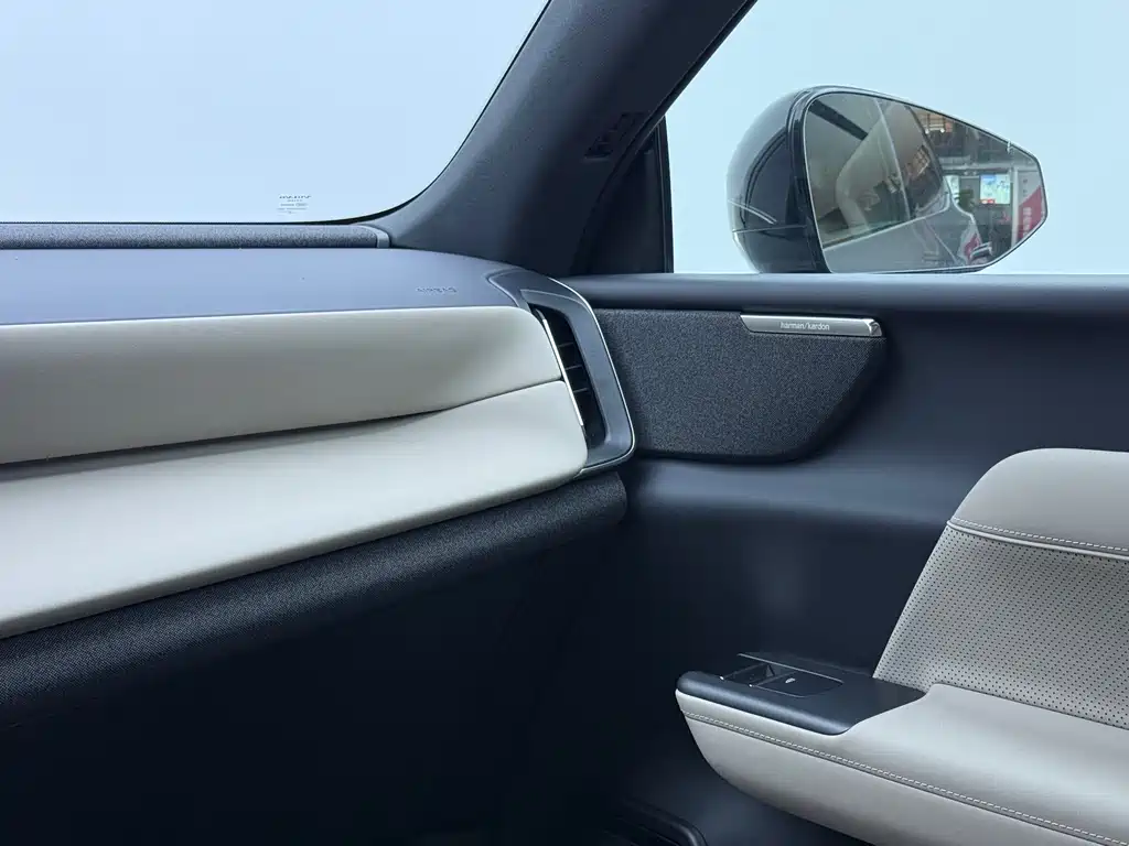 Volvo XC70 PHEV 2025 — фото 13