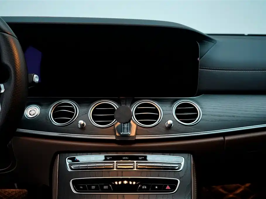 Mercedes-Benz E-Class 2021 — фото 18
