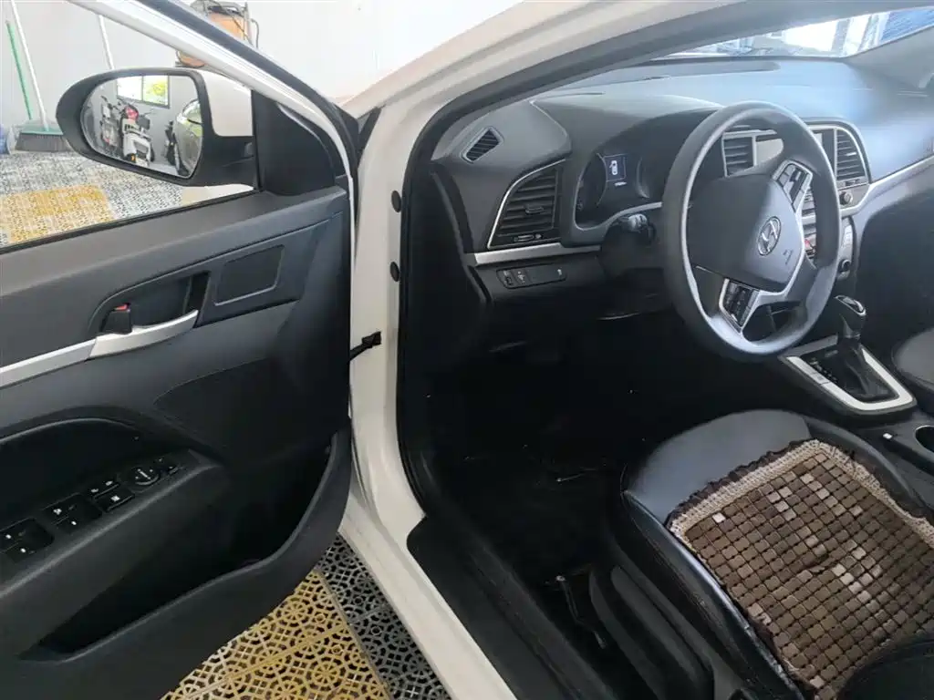 Hyundai Elantra 2017 — фото 16