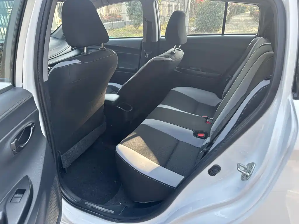 Toyota Yaris L 2022 — фото 8