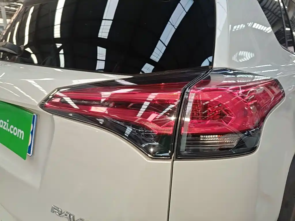 Toyota RAV4 2019 — фото 8