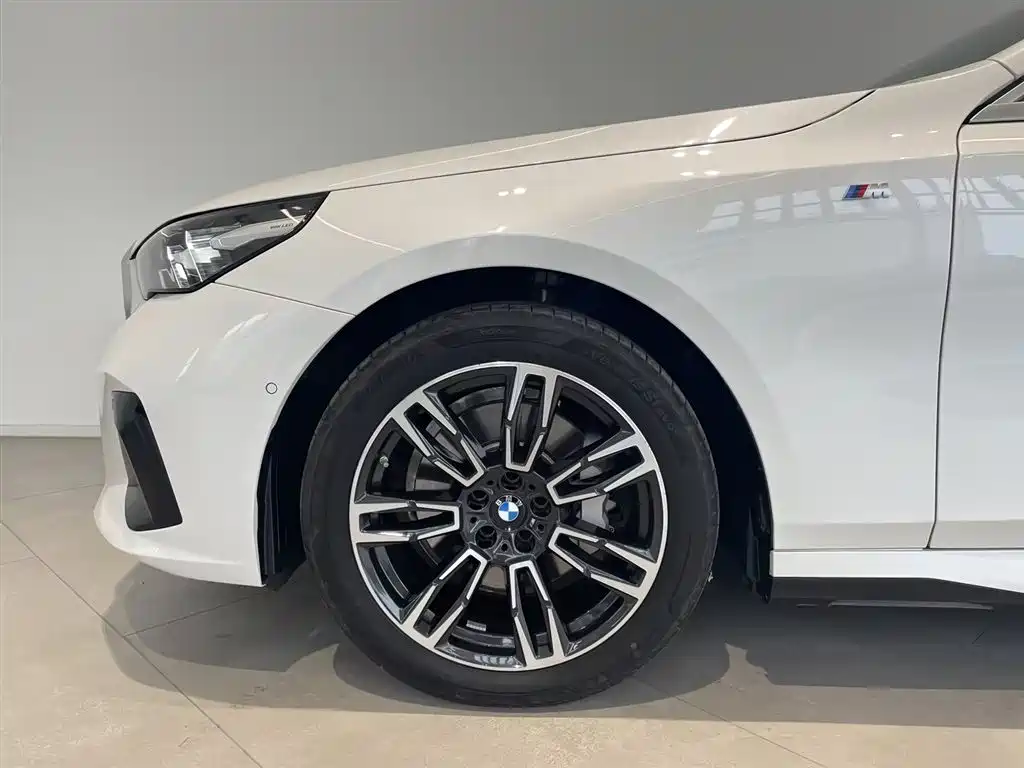BMW 5 Series 2025 — фото 16