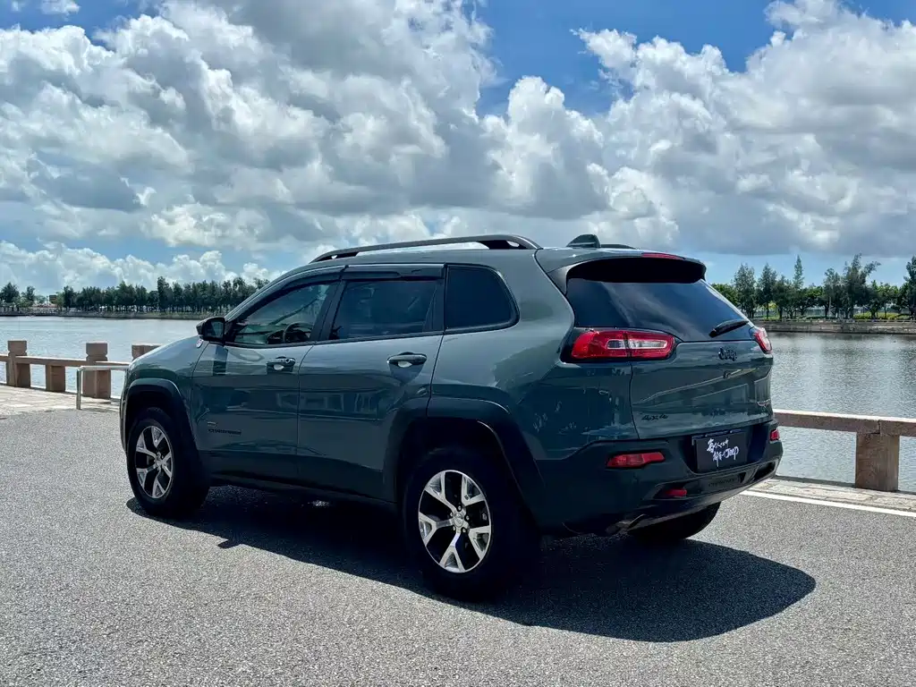 Jeep Cherokee 2015 — фото 9