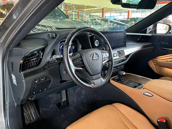 Lexus LS 2021
