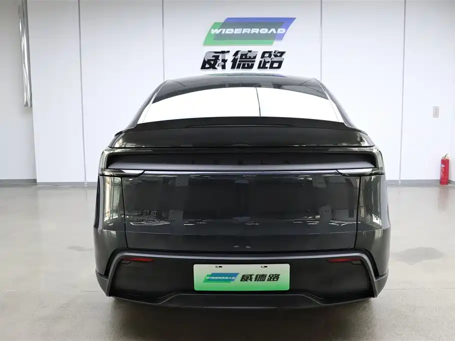 Tesla Model Y L 2026