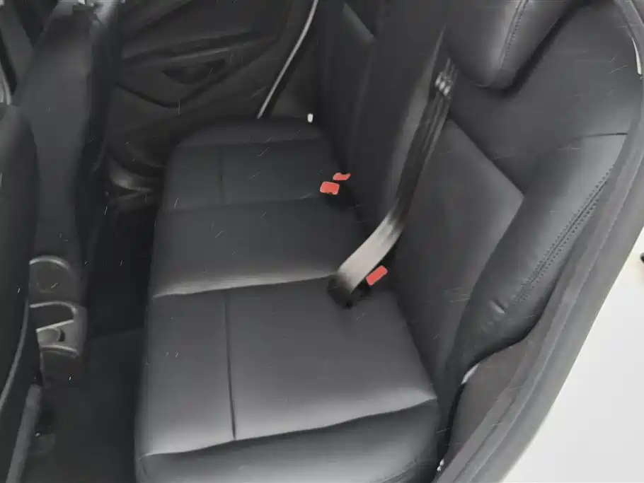 Ford Fiesta 2015 — фото 11