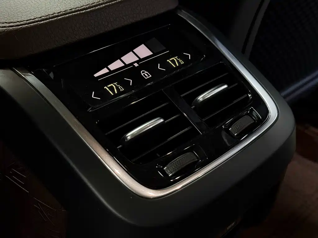 Volvo XC90 2020 — фото 13