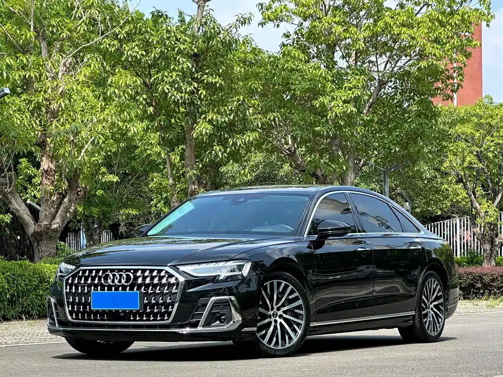 Audi A8 2022 — фото 1