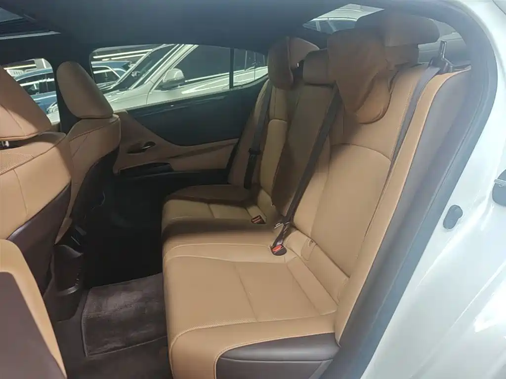 Lexus ES 2020 — фото 17